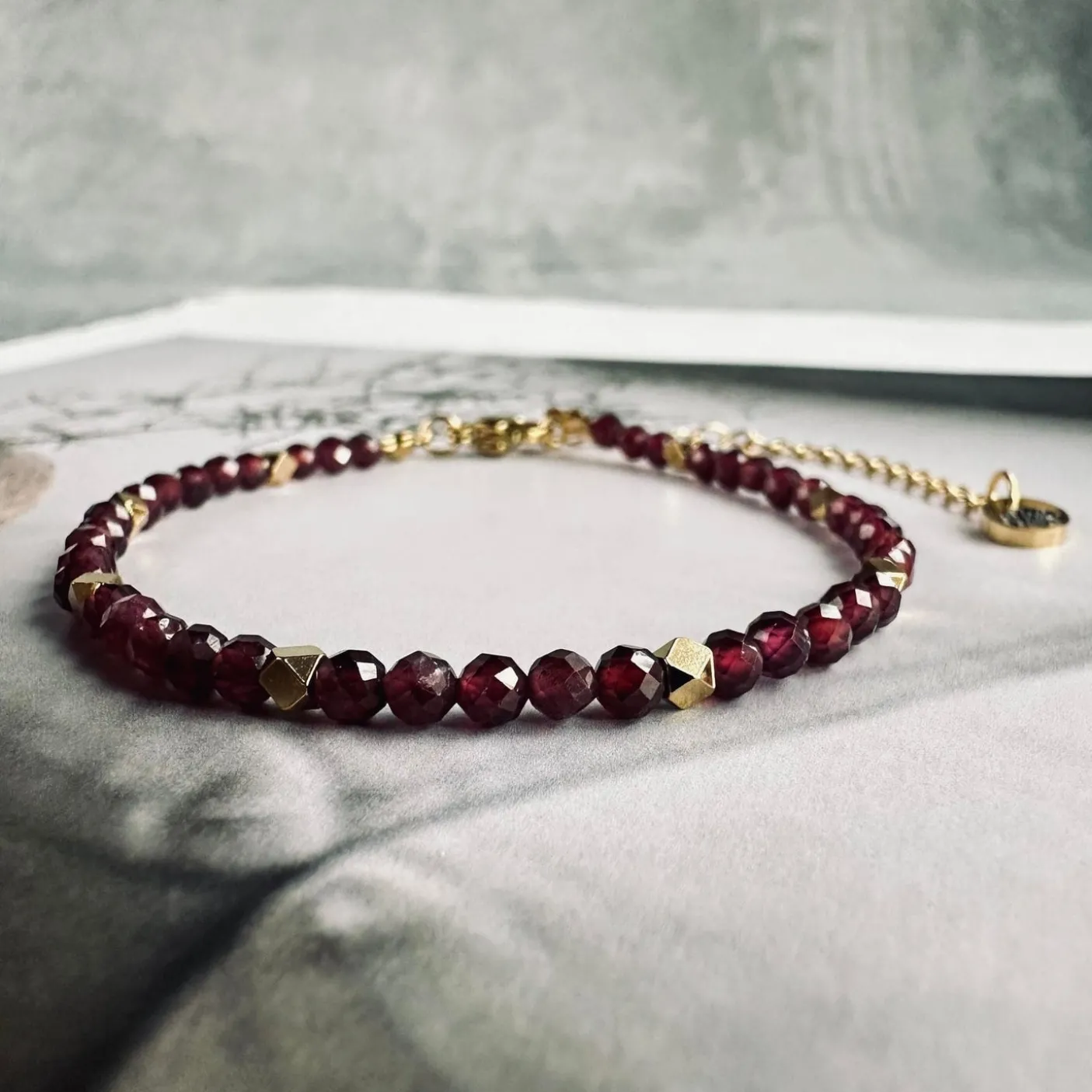 Armbånd Liv Garnet