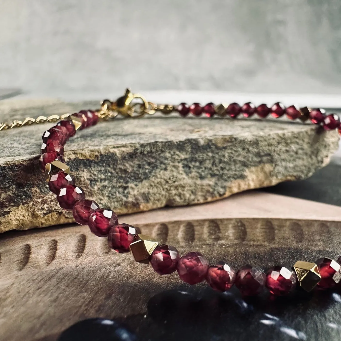 Armbånd Liv Garnet