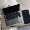 Bakkebord til laptop og telefon