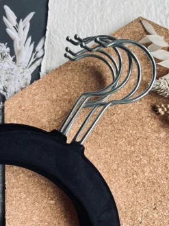 Bøjler i sort velour - Pakke med 6 stk