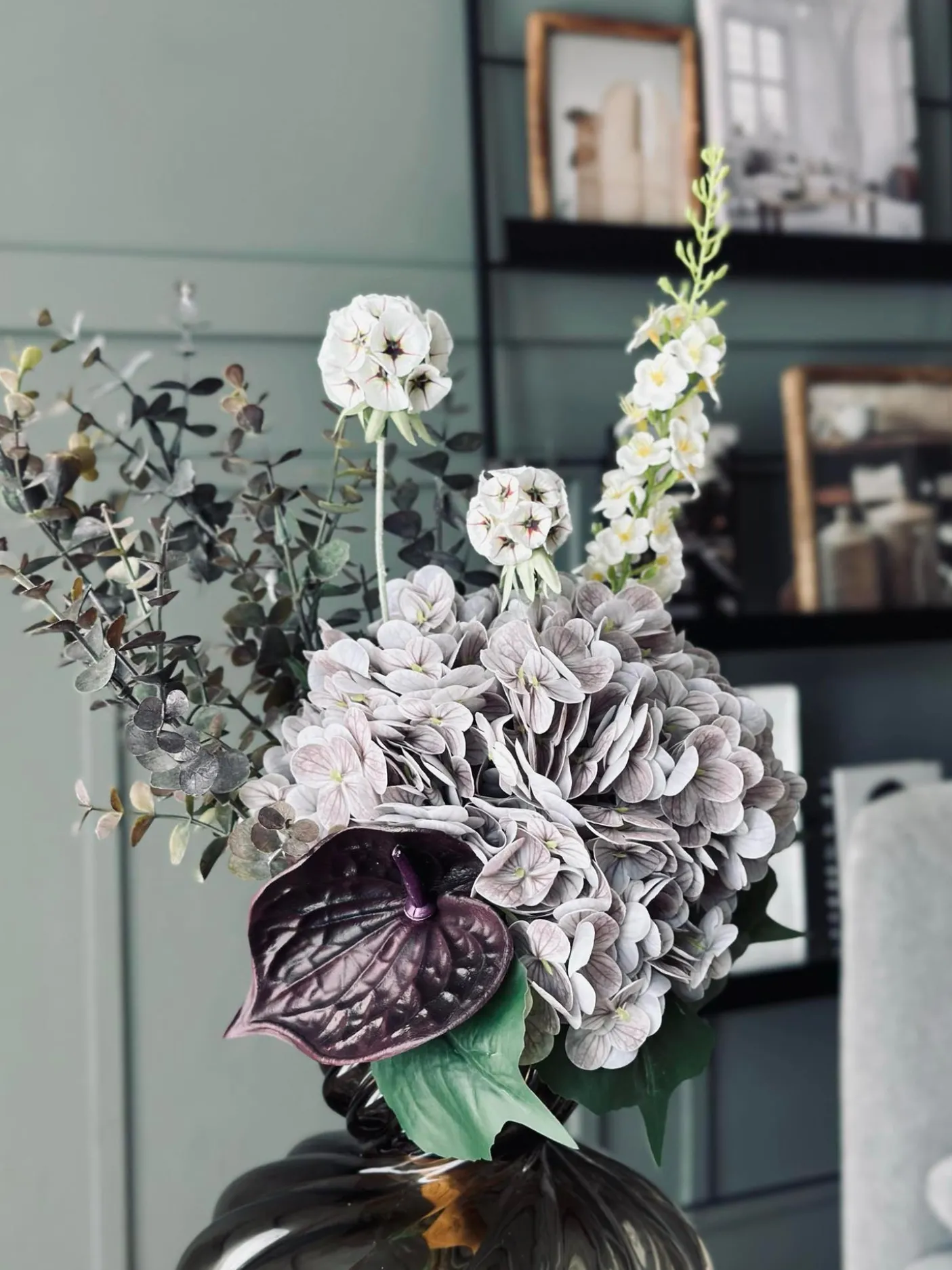 Buket med hortensia og eukalyptus