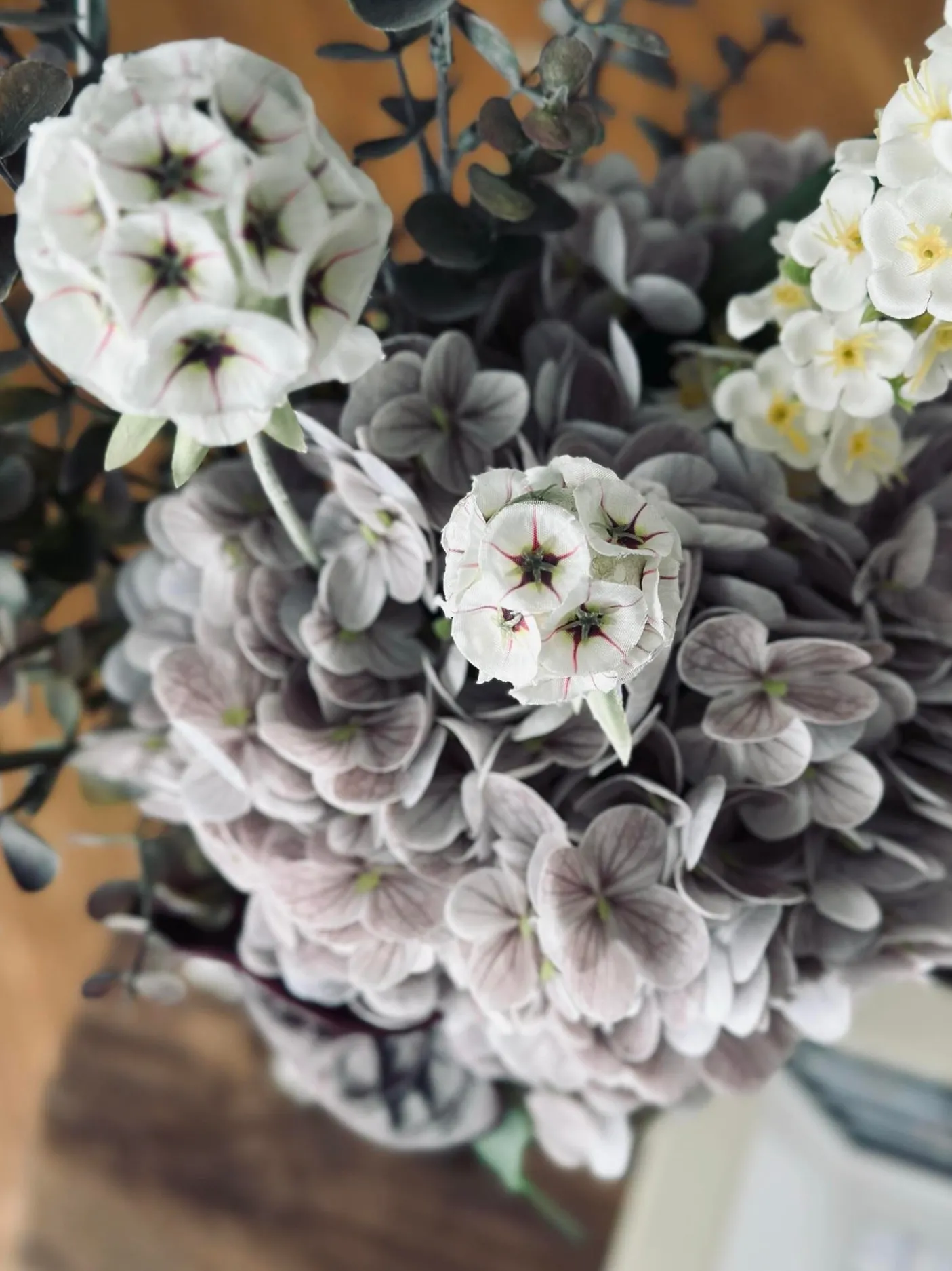 Buket med hortensia og eukalyptus