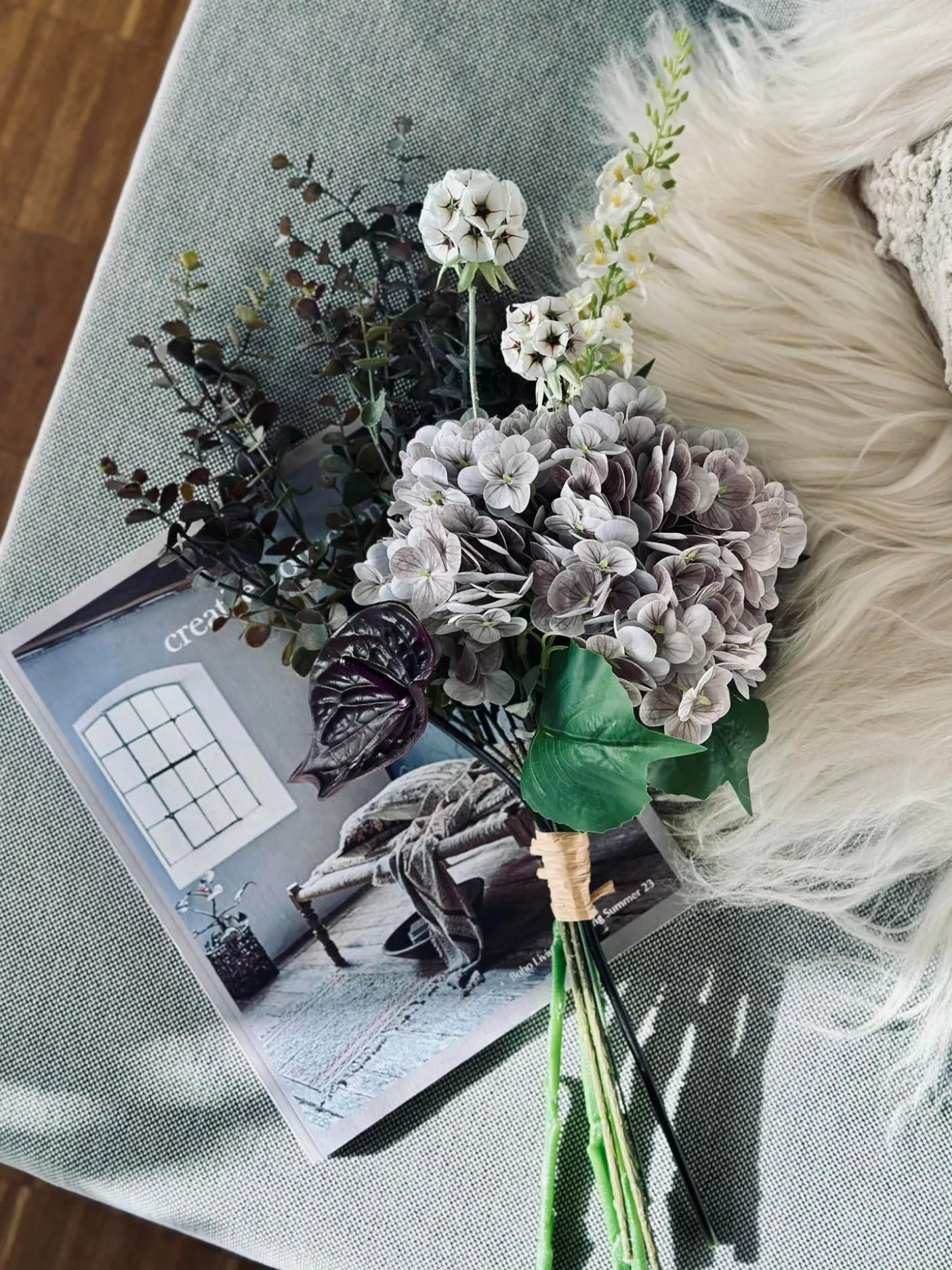 Buket med hortensia og eukalyptus