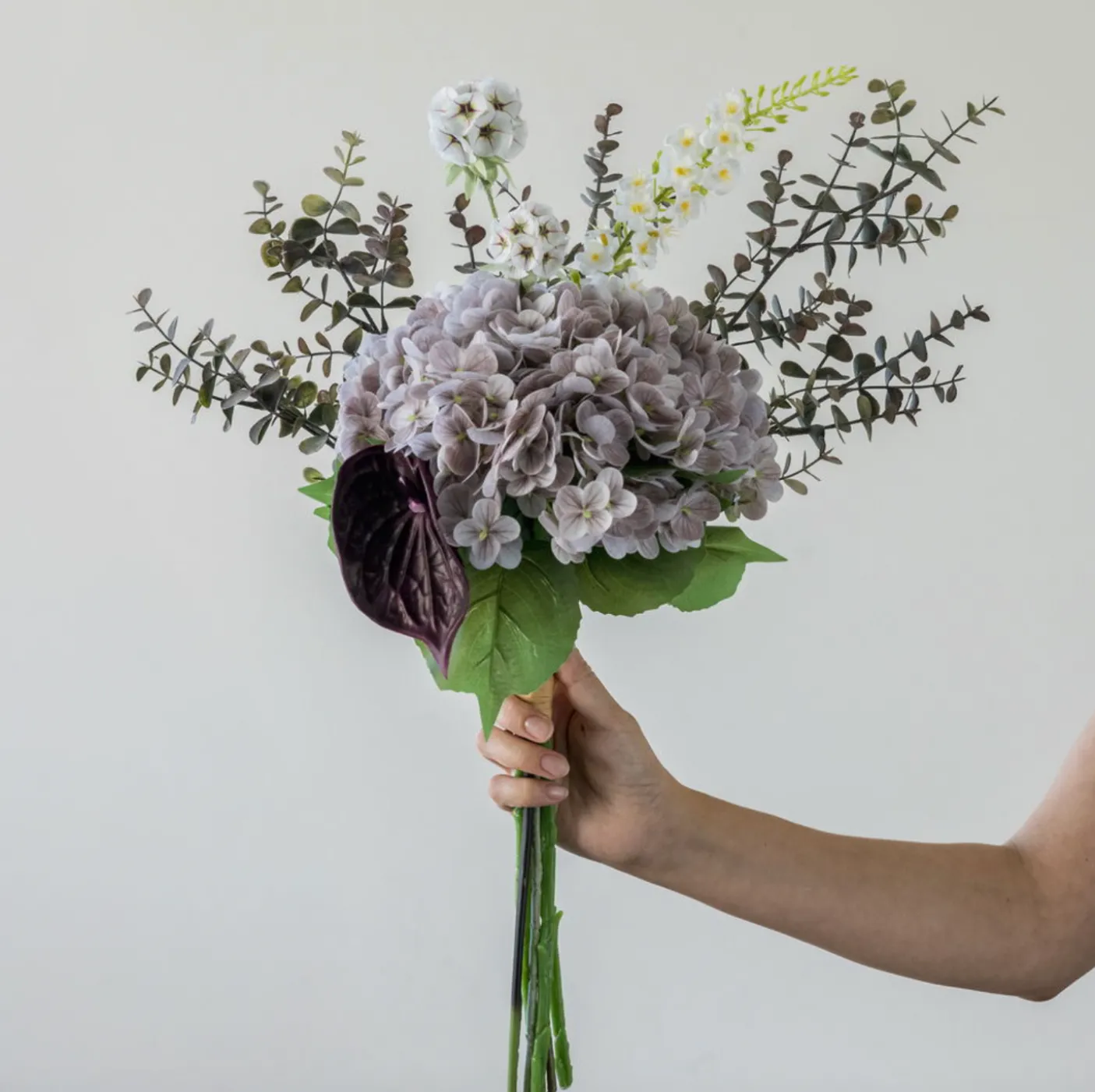 Buket med hortensia og eukalyptus