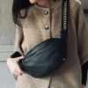 Bumbag med guldkæde på remmen