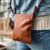 Crossover mobiltaske - OLINE Walnut