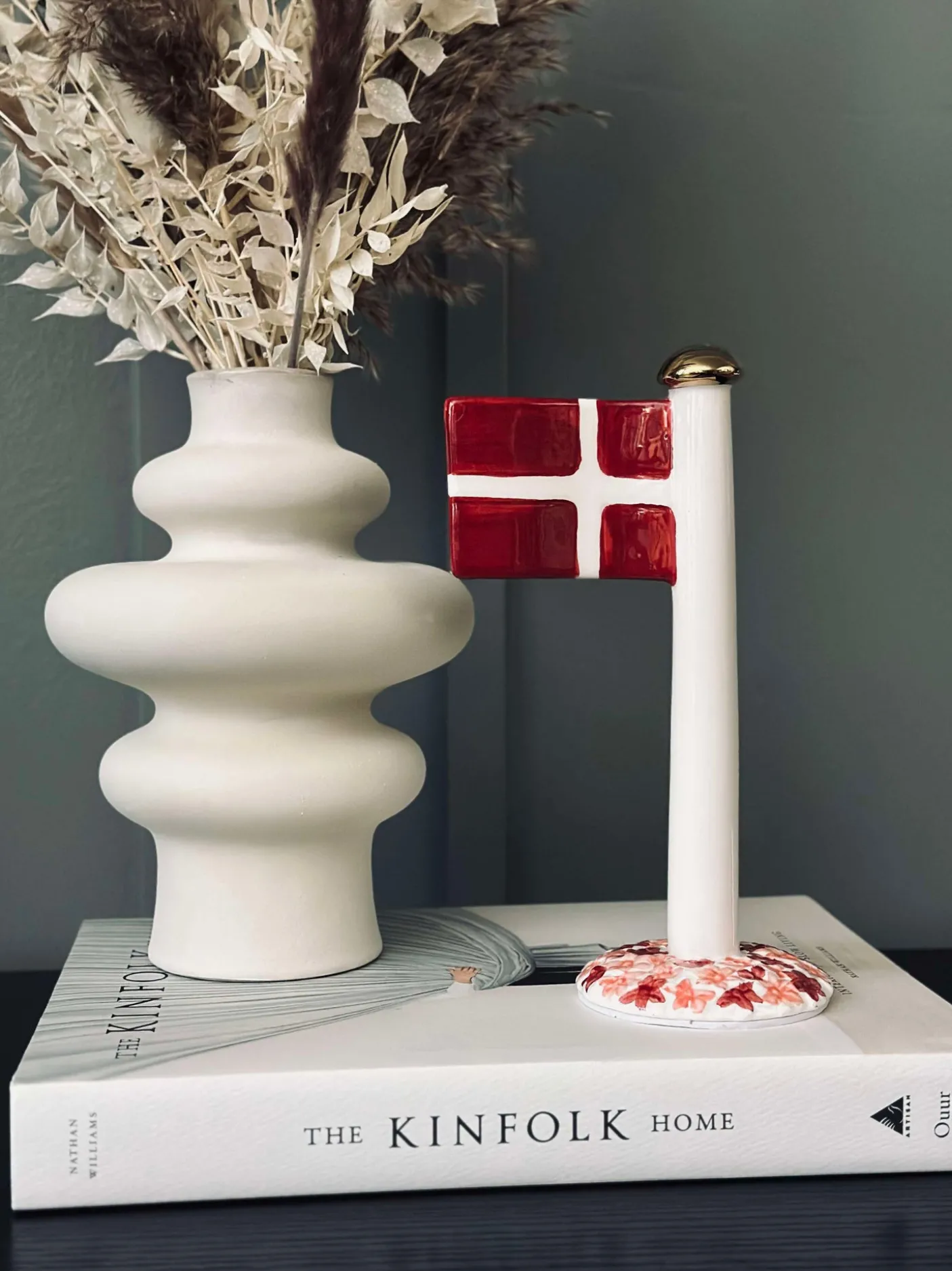 Flag keramik – Dannebrog m. Rosa fod