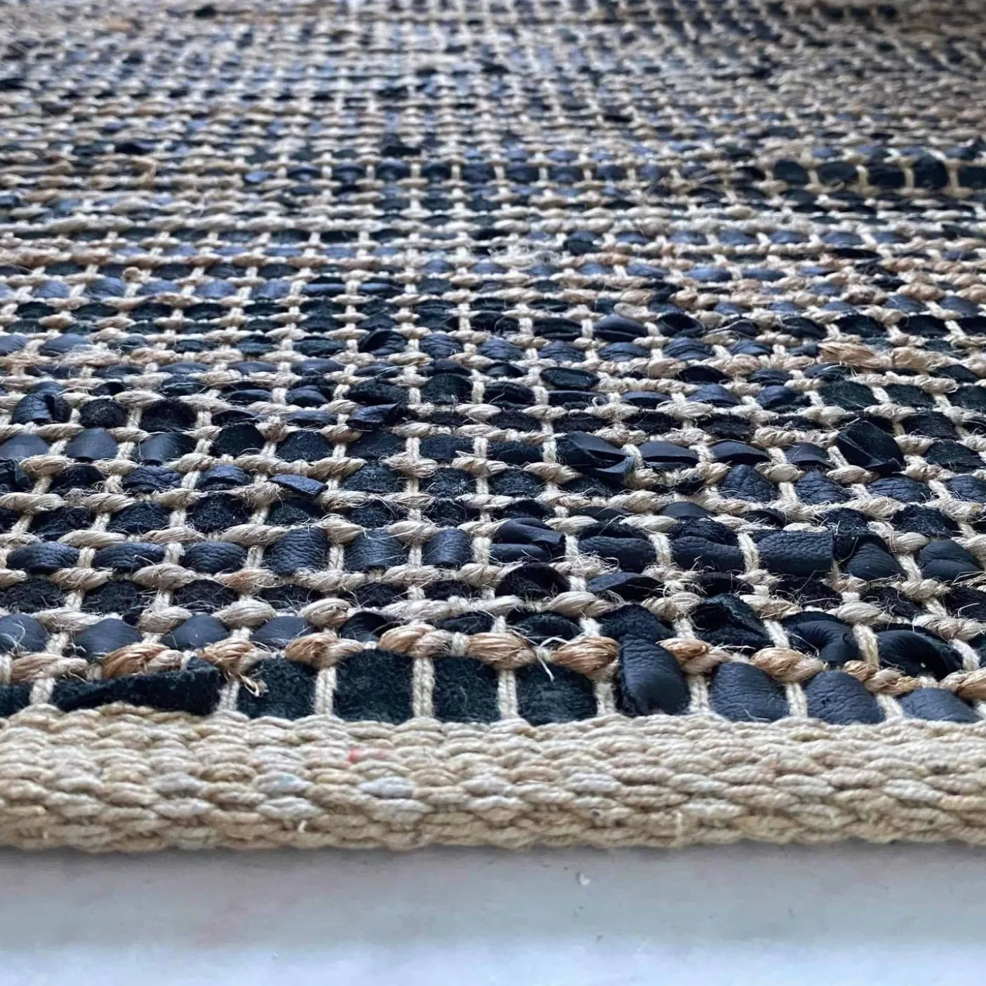 Gulvtæppe i skind og jute / bademåtte – 60x90cm