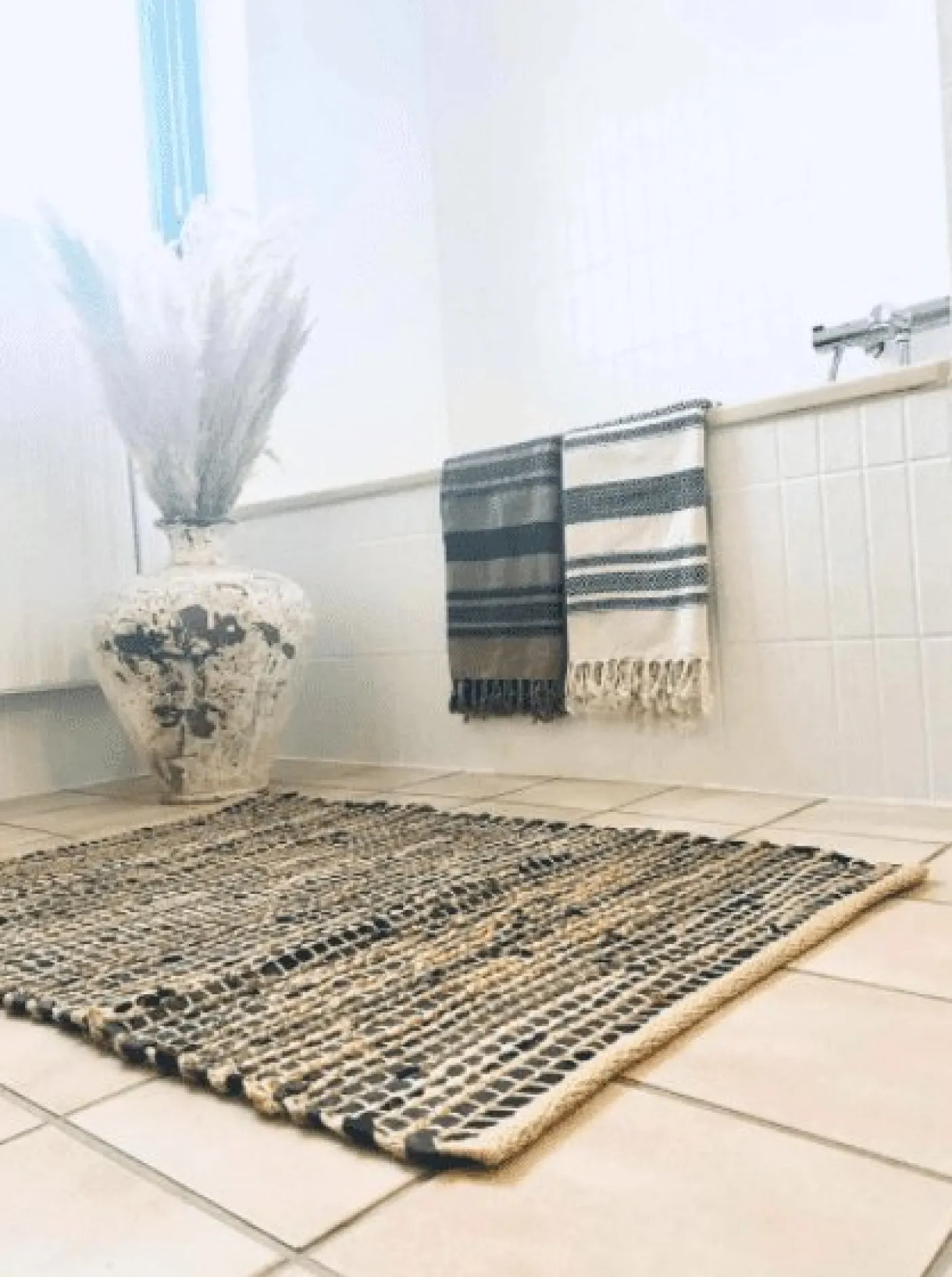 Gulvtæppe i skind og jute / bademåtte – 60x90cm