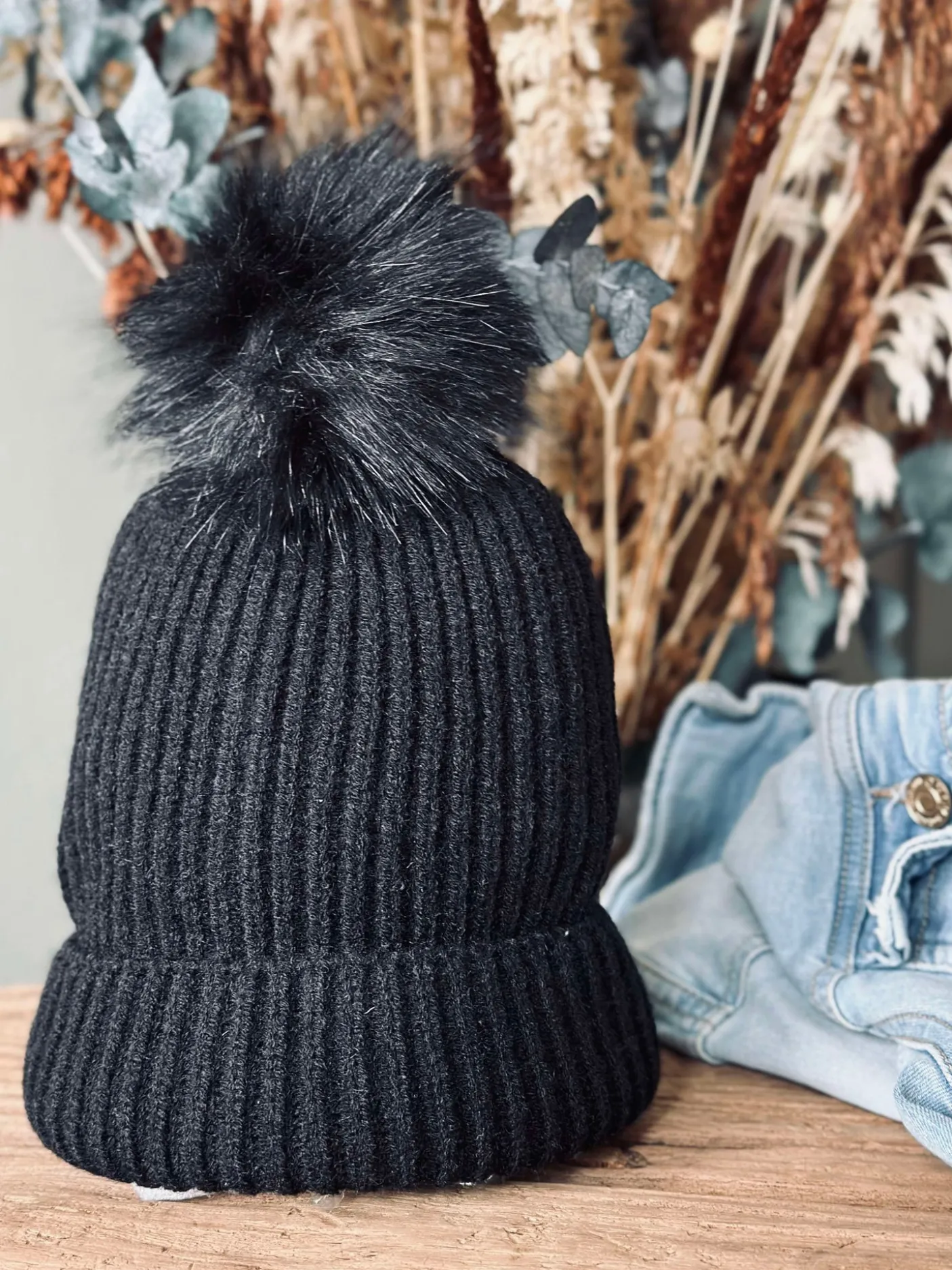 Hue med kvast - Black