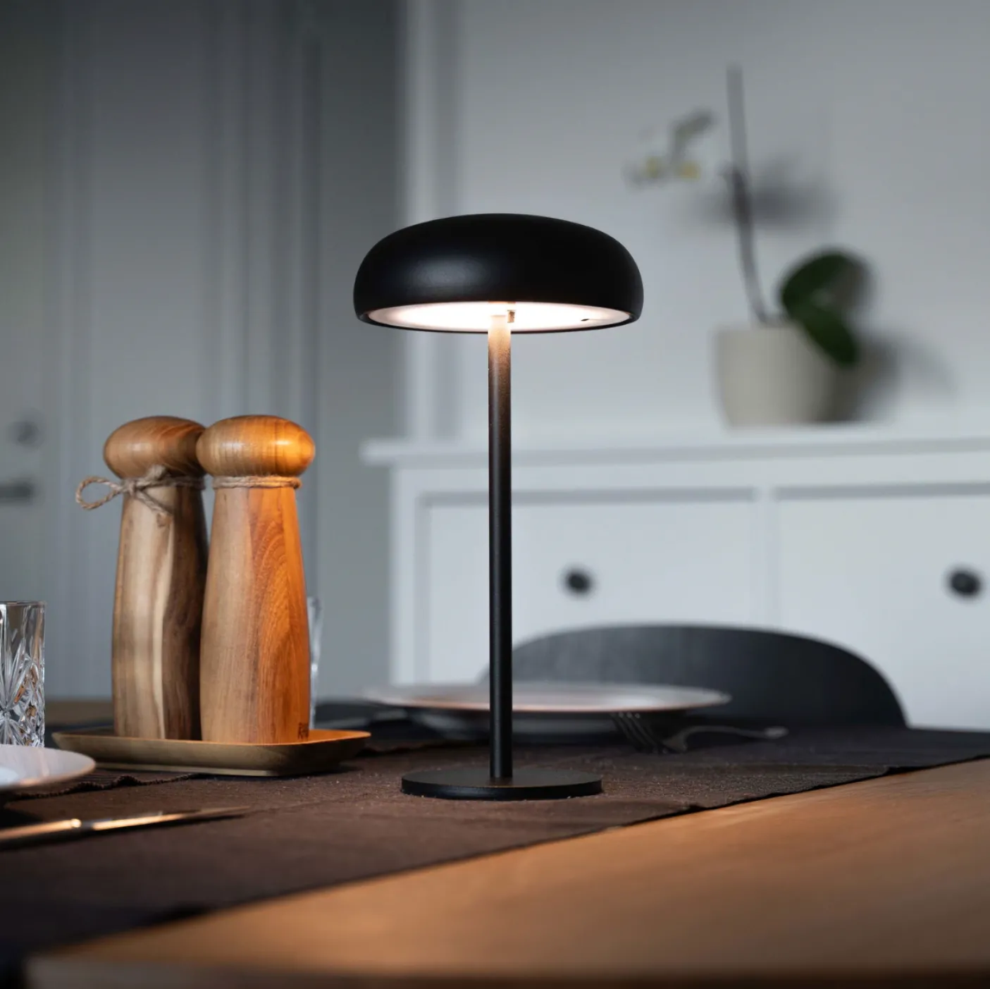 Isolde LED touch bordlampe. Sort/Beige