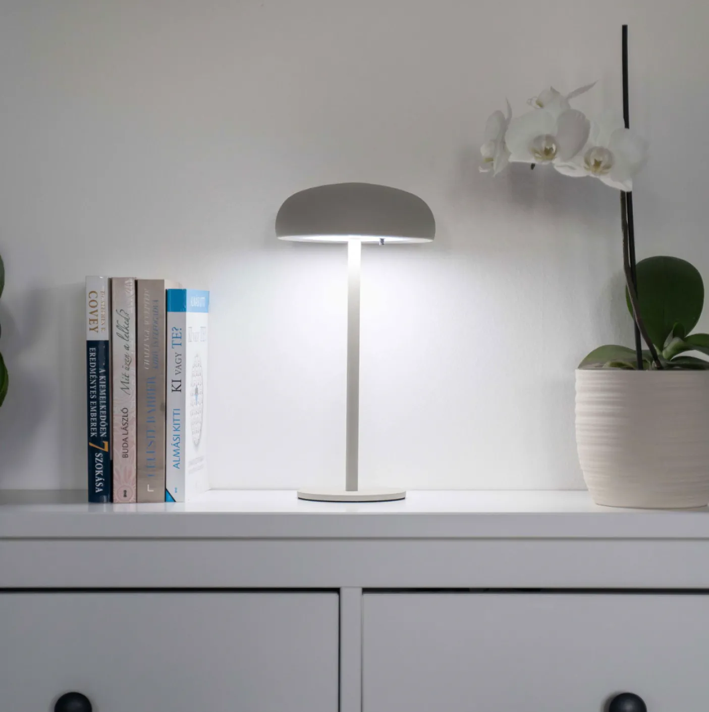 Isolde LED touch bordlampe. Sort/Beige