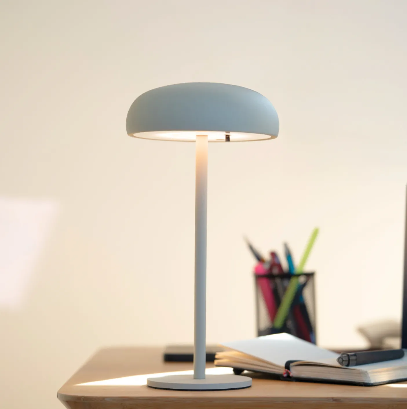 Isolde LED touch bordlampe. Sort/Beige