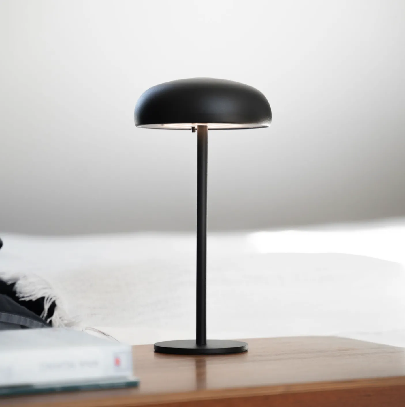 Isolde LED touch bordlampe. Sort/Beige