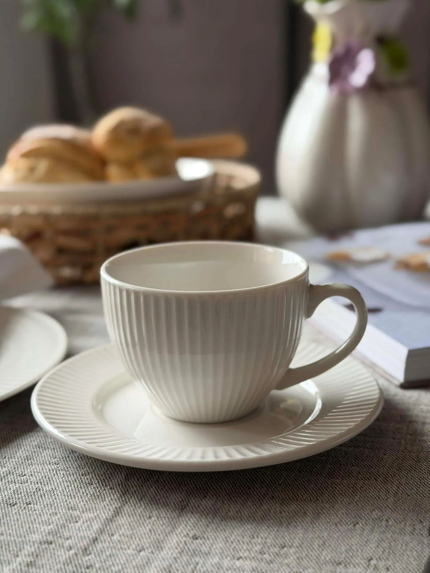 Kop og underkop - Riflet porcelæn