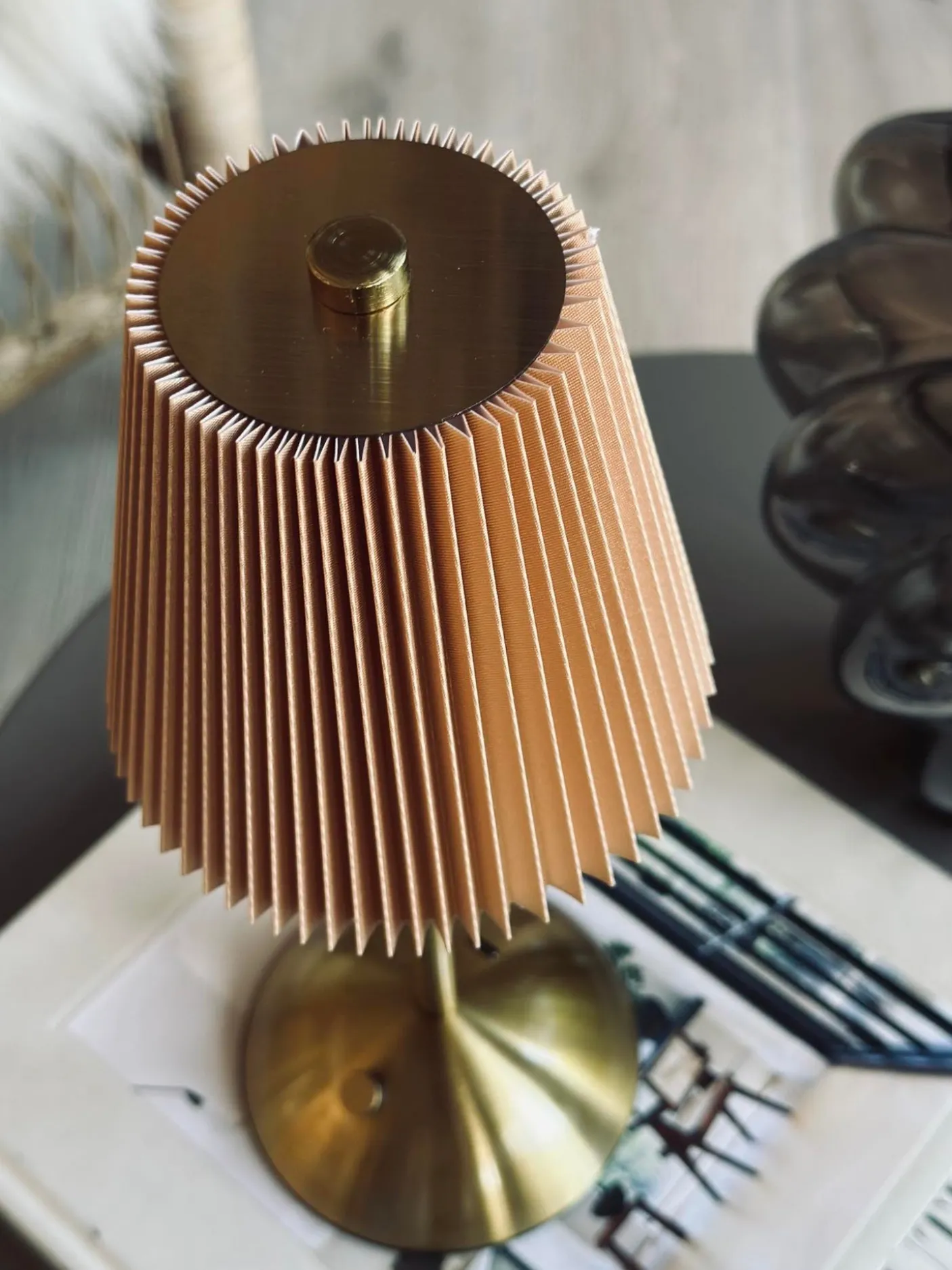 LED bordlampe Plisse´ beige - genopladelig