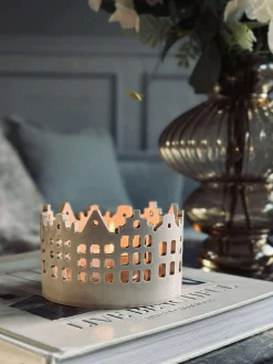 Lysestage med huse