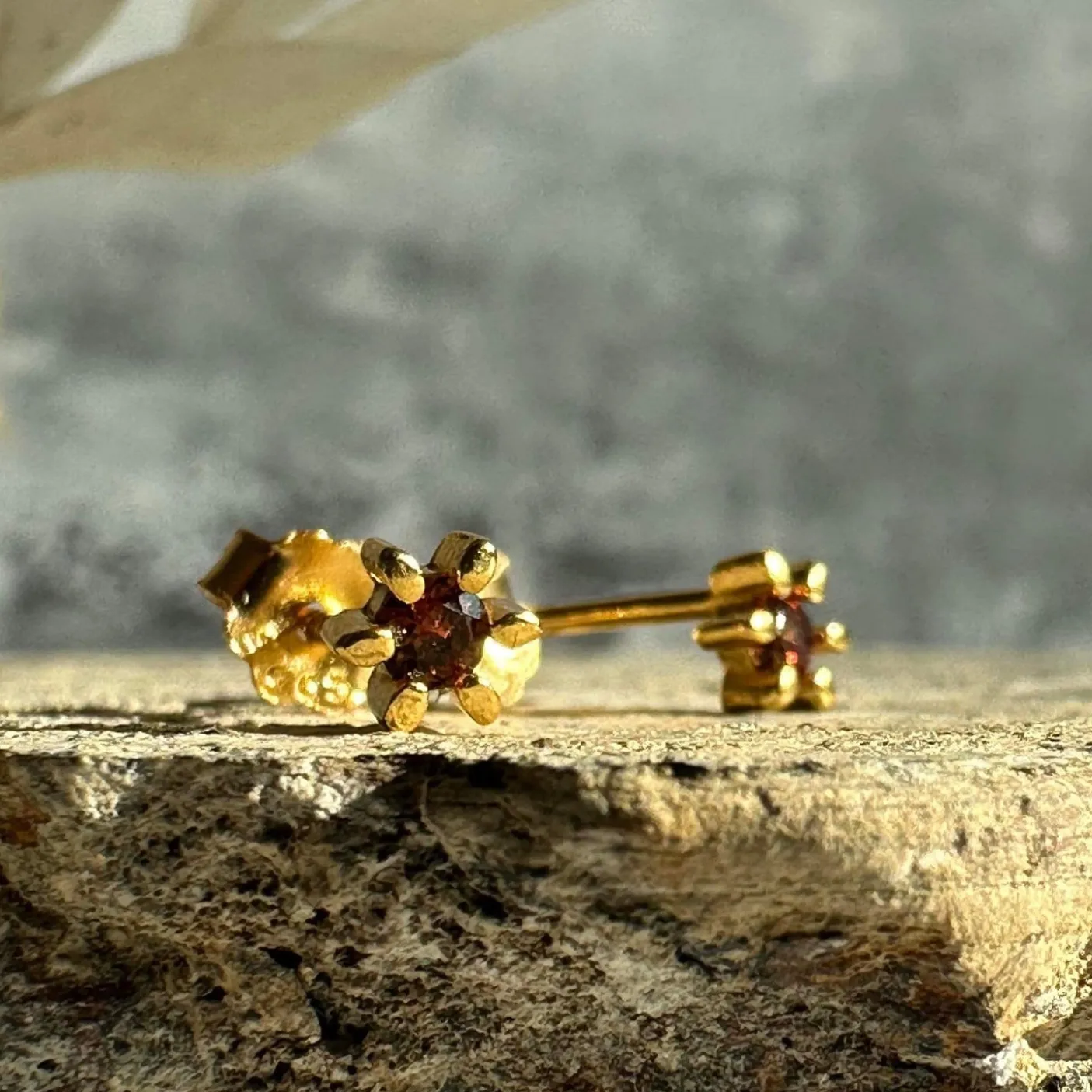 Ørestikker GIA – Brown 18K forgyldt