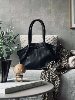 Skuldertaske med nitter - Black