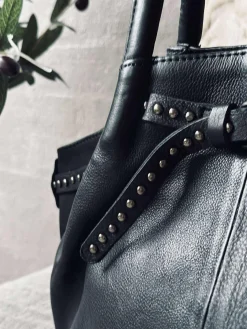 Skuldertaske med nitter - Black