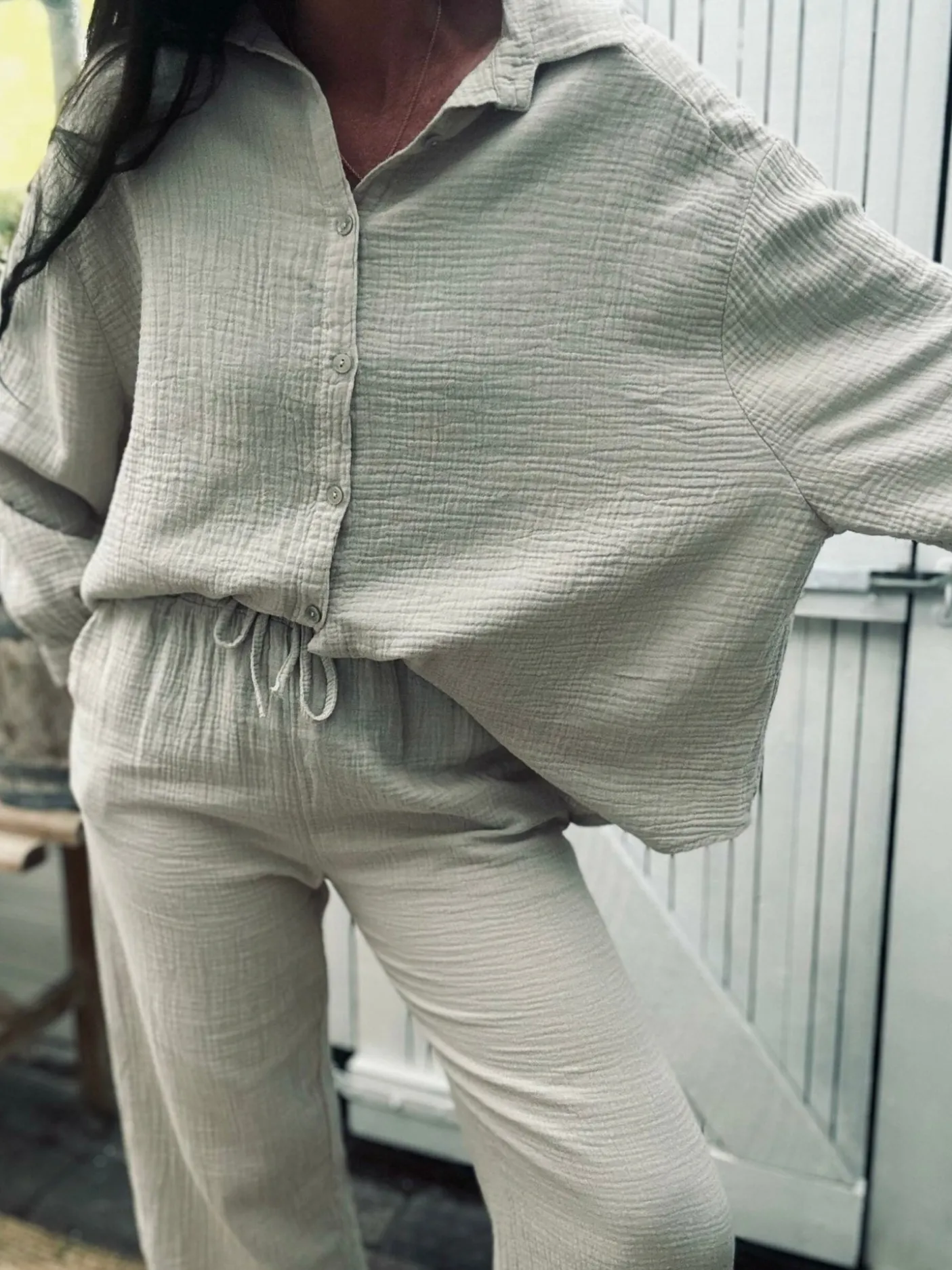 Sæt med vaflet skjorte og bukser – Lys beige bomuld